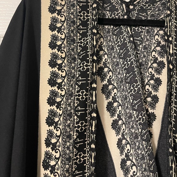 Black and Tan Patterned Shawl - Picture 4 of 5